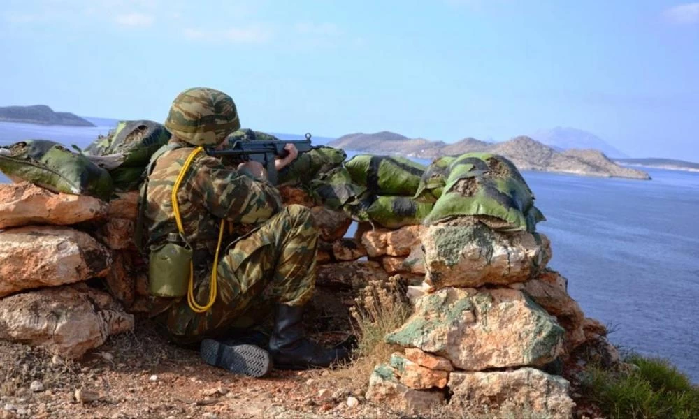 Αλβανός στρατηγός: "Σοβαρή πρόκληση η εγκατάσταση Ελληνικού Στρατού στους Οθωνούς"